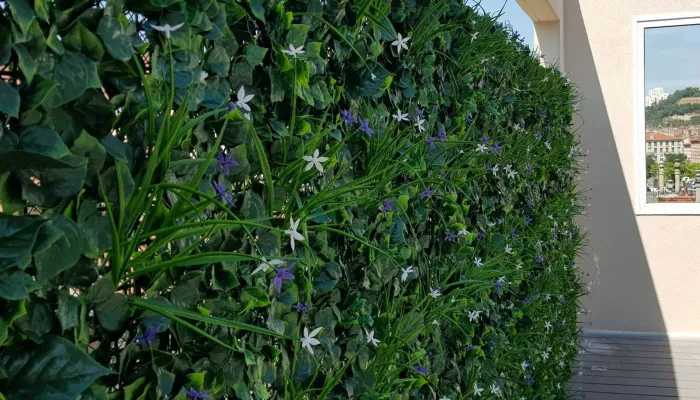 Mur végétal artificiel sur une terrasse